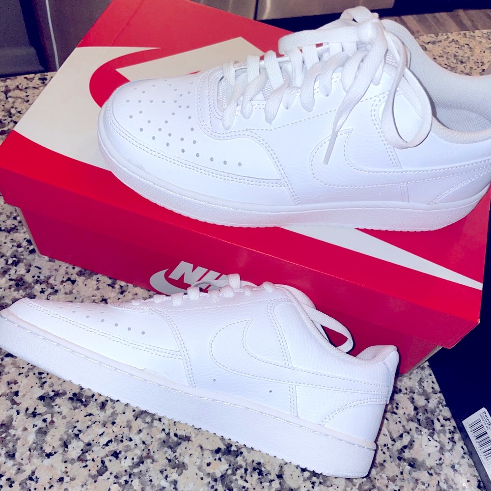 Women's Nike Court Vision Low SZ 7.5,